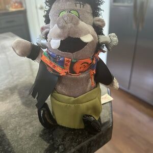 Dan Dee Halloween monster moves and sings